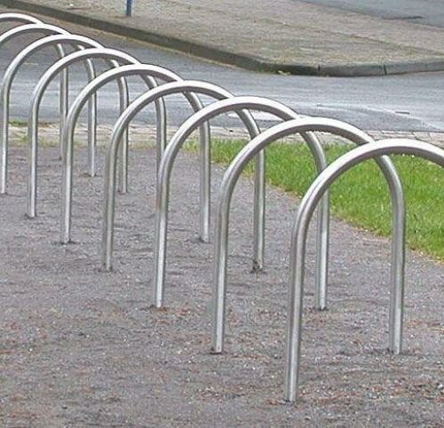 Afgebeeld een serie fraaie aanleunbeugels van rvs. Fietsparkeren op zijn mooist!