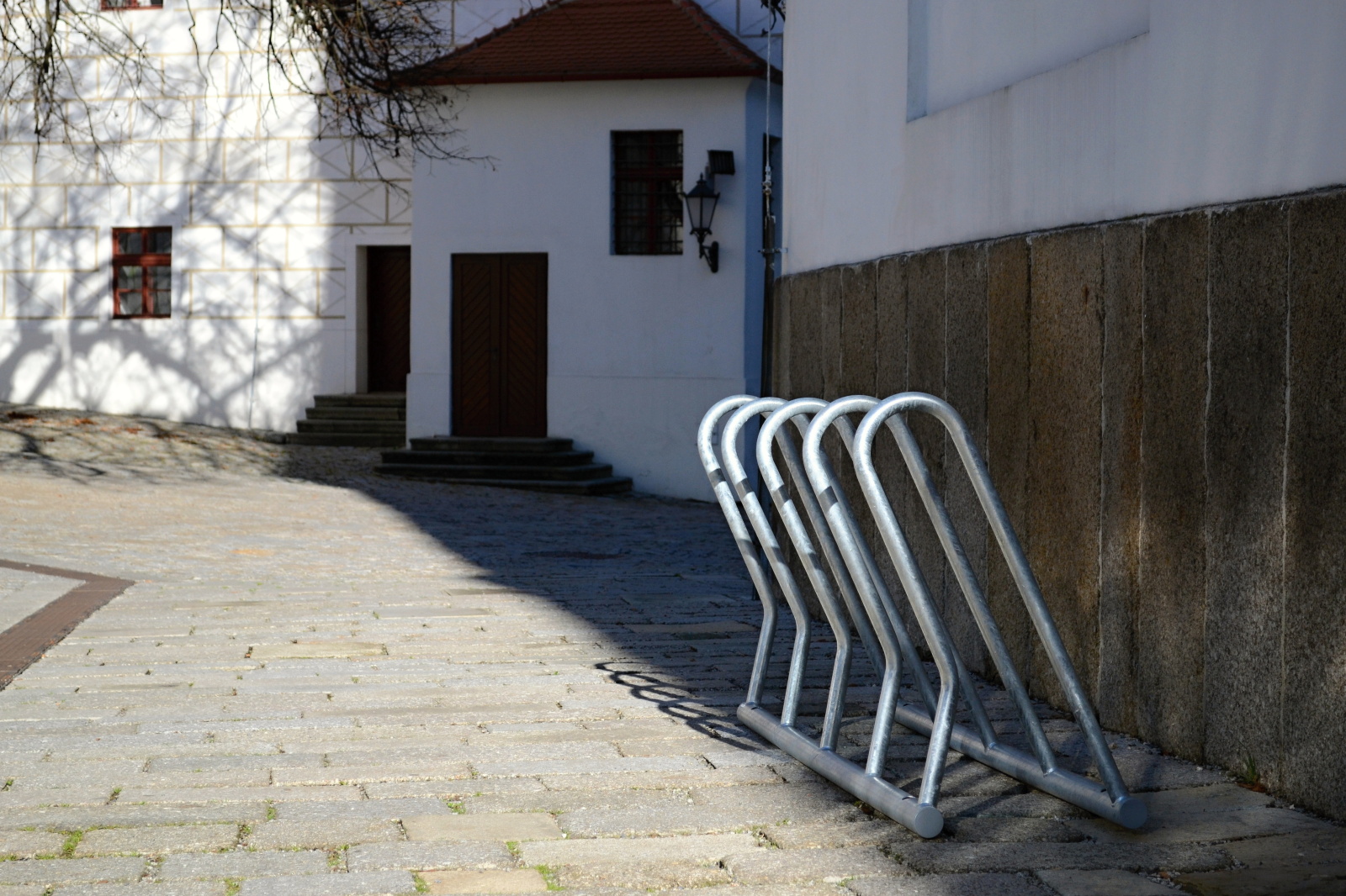 Fietsenrek Loop 6 Fietsenrek model Loop is ontworpen met oog voor zowel esthetiek als functionaliteit. Met het Loop fietsenrek kunnen fietsen veilig en ordelijk worden geparkeerd zonder risico op beschadigingen.