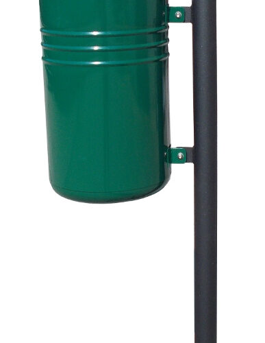Afvalbak Pisa 13 Degelijke buitenafvalbak Pisa in standaard uitvoering in een groene kleur bevestigd aan een zwart gecoate paal.