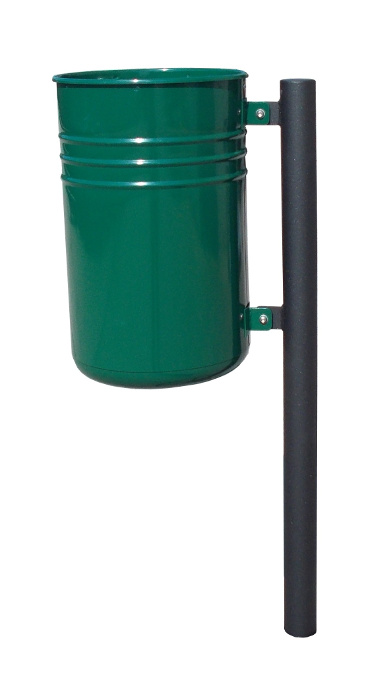Afvalbak Pisa 4 Degelijke buitenafvalbak Pisa in standaard uitvoering in een groene kleur bevestigd aan een zwart gecoate paal.