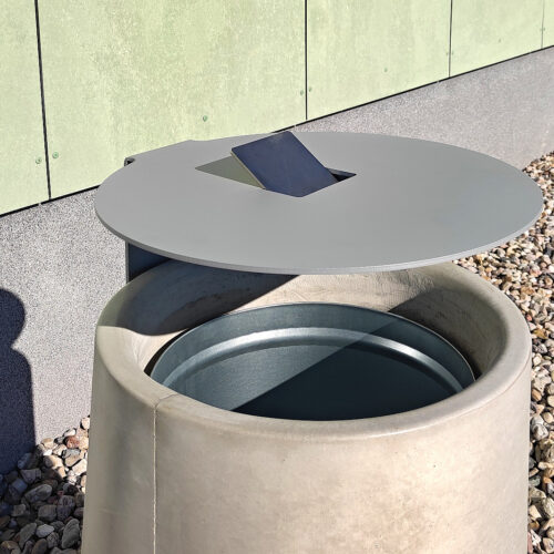 Buiten afvalbak Koln 10 Detail van het dak in de nuitvoering met geïntegreerde asbak.