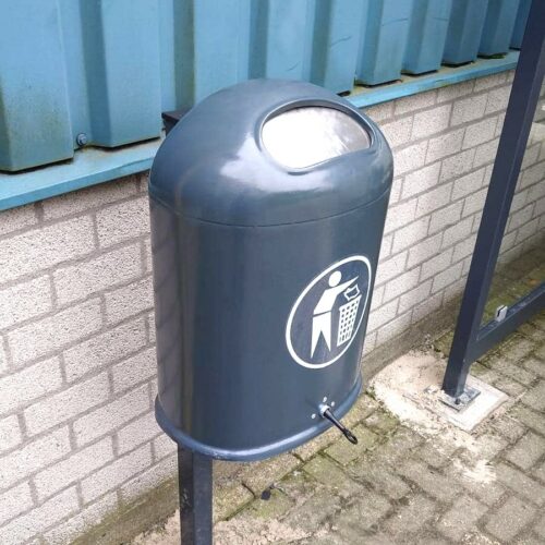 Buitenafvalbak Saluna 11 Onze duurzame en verrassend voordelige buiten afvalbank Saluna aan staander gemonteerd en uitgevoerd in ral 7016. Tevens is deze voorzien van een brandwerende verende klep.