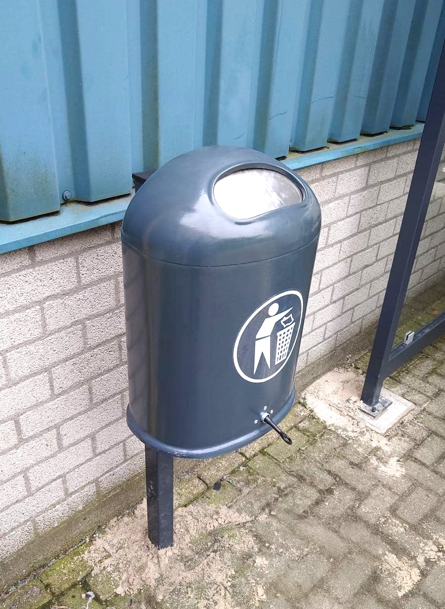 Buitenafvalbak Saluna 3 Onze duurzame en verrassend voordelige buiten afvalbank Saluna aan staander gemonteerd en uitgevoerd in ral 7016. Tevens is deze voorzien van een brandwerende verende klep.