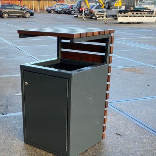 Buiten afvalbak Vera 6 De Vera lijn omvat meer dan alleen afvalbakken. U kunt de stijlvolle uitstraling van uw buitenruimte compleet maken met bijpassende parkbanken en plantenbakken uit dezelfde serie