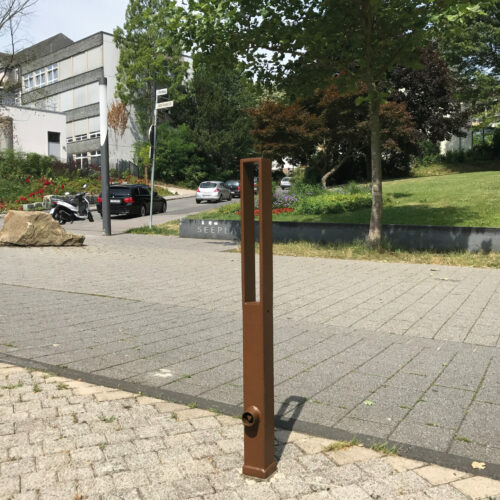 Afzetpaal Modern uitgevoerd in een roestkleur.  Ook leverbaar in antraciet. Een bijzonder fraaie anti parkeer - afzetpaal voor een messcherpe prijs.