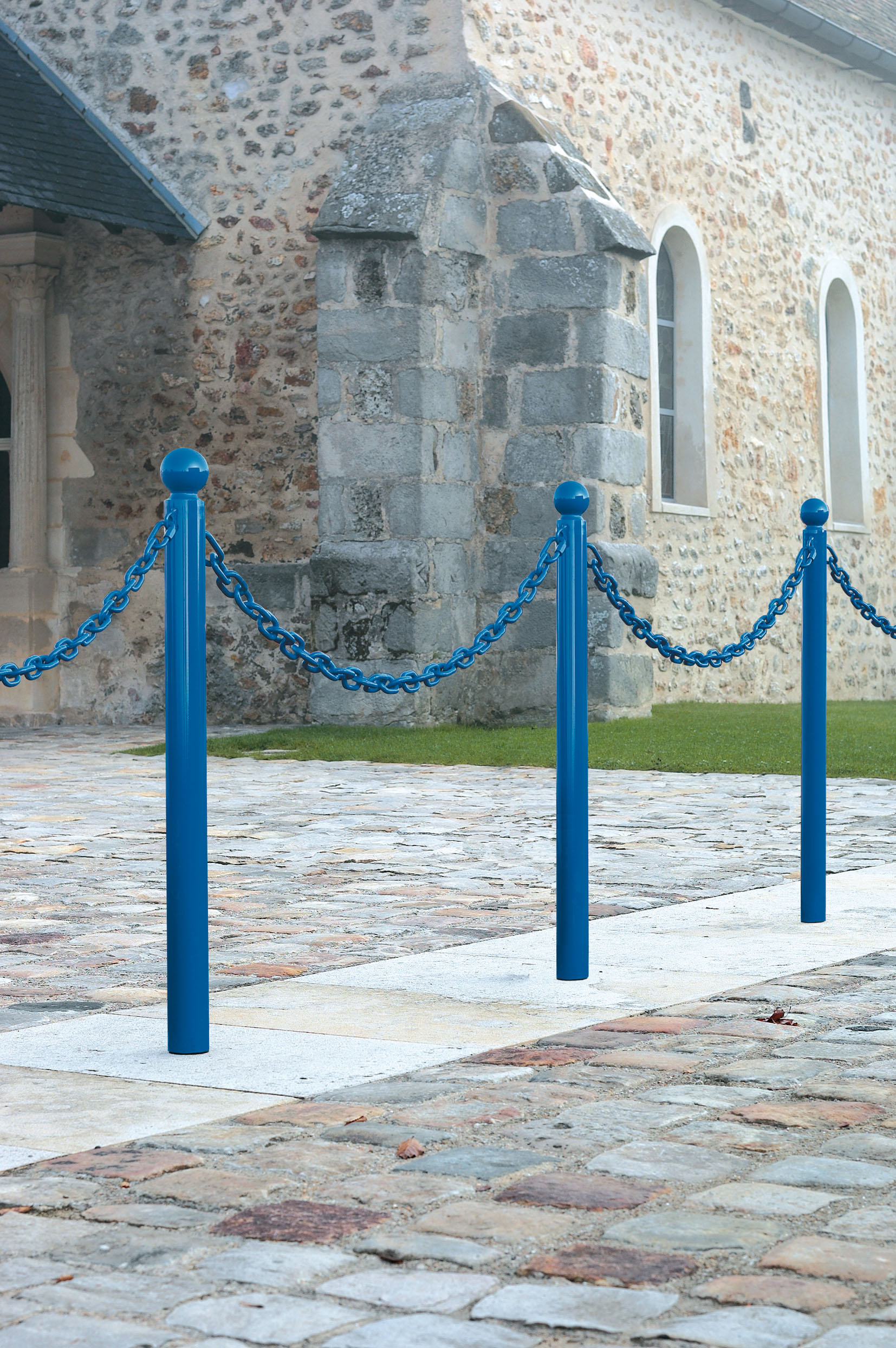 Anti parkeerpaal met Bolkop 5 Al onze afzetpalen - antiparkeerpalen kunnen ook van aangelaste ketting-ogen voorzien worden