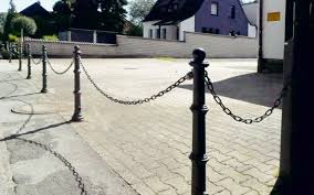 Parkeerpaal Rustiek afgebeeld met ketting en kettingogen,