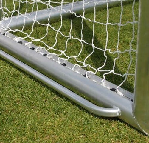 Pupillen voetbaldoel JVD180 49 De draagbeugels, die we aan onze voetbaldoelen lassen, zijn zwaar en degelijk uitgevoerd.