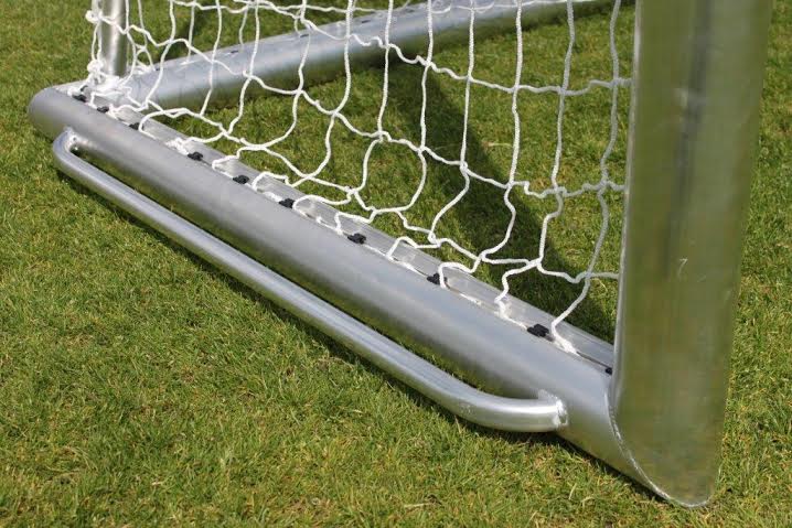 Pupillen voetbaldoel JVD180 19 De draagbeugels, die we aan onze voetbaldoelen lassen, zijn zwaar en degelijk uitgevoerd.