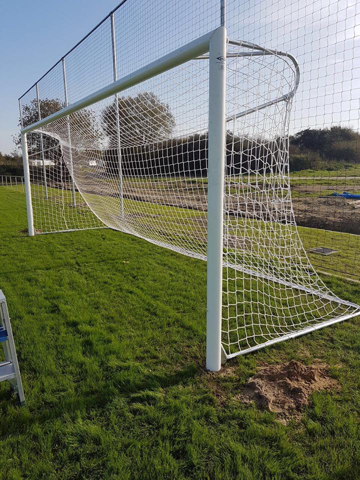 P-beugels senior 3 Onze voetbaldoelen model VD111 zijn voorzien van deze P-beugels.