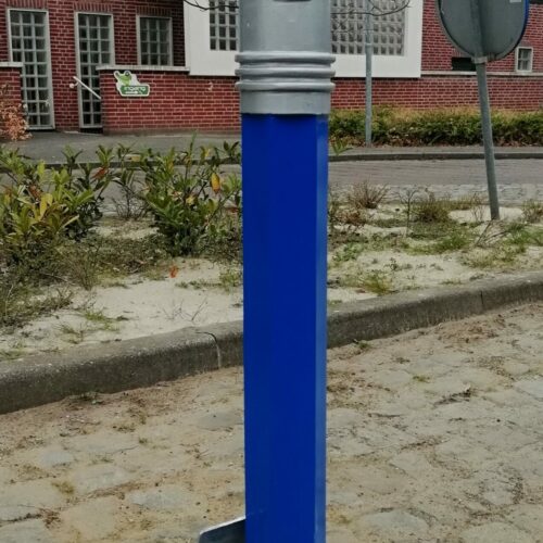 Parkeerpaal Potloodmodel 28 De uitneembare uitvoering van deze vrolijke parkeerpalen in een fraai blauwer al kleur