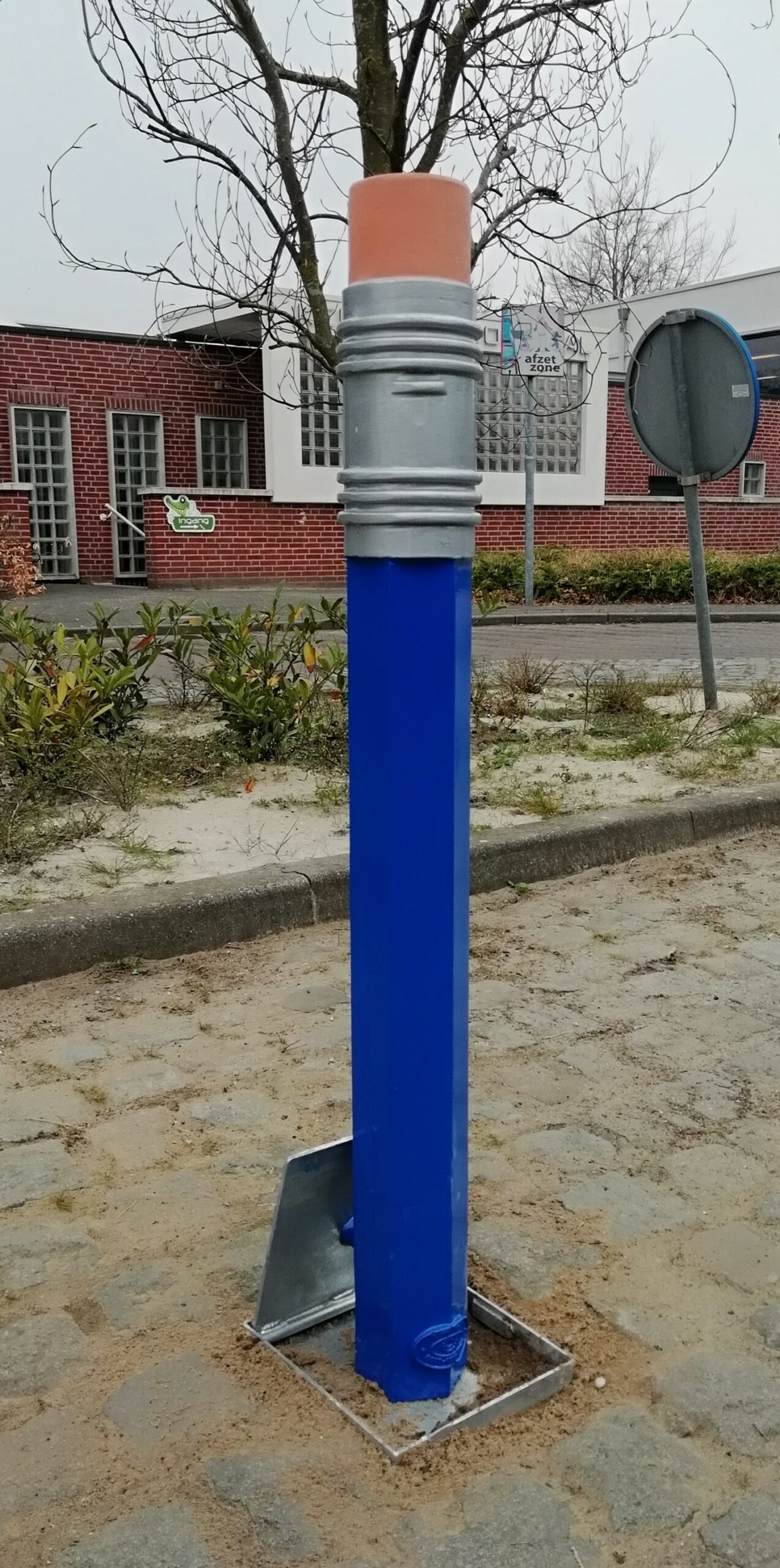 Parkeerpaal Potloodmodel 12 De uitneembare uitvoering van deze vrolijke parkeerpalen in een fraai blauwer al kleur