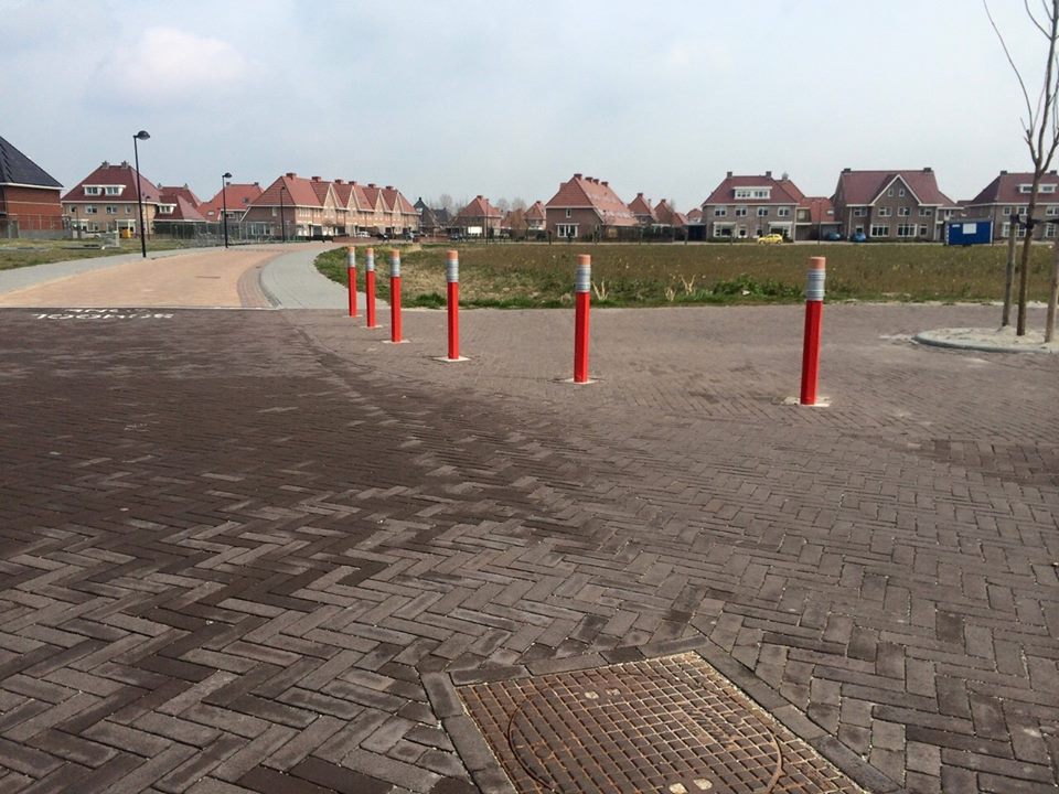 Parkeerpaal Potloodmodel 3 Antiparkeerpaal Potlood. Deze afzetpalen, parkeerpalen staan in de gemeente Kampen. 1 van de 2 projecten die we daar uitgevoerd hebben met deze vrolijke afzetpalen