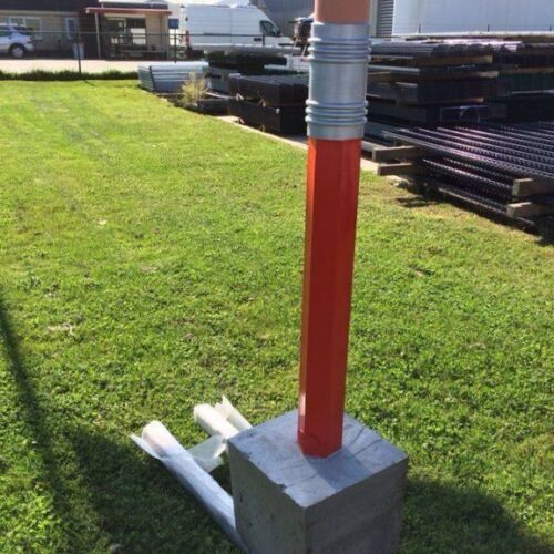 Parkeerpaal Potloodmodel 23 Potloodpalen. Bij afname grotere aantallen antiparkeerpalen, afzetpalen, leveren we deze ook met geprefabriceerde betonvoet.