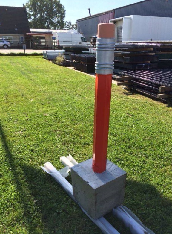 Parkeerpaal Potloodmodel 7 Potloodpalen. Bij afname grotere aantallen antiparkeerpalen, afzetpalen, leveren we deze ook met geprefabriceerde betonvoet.