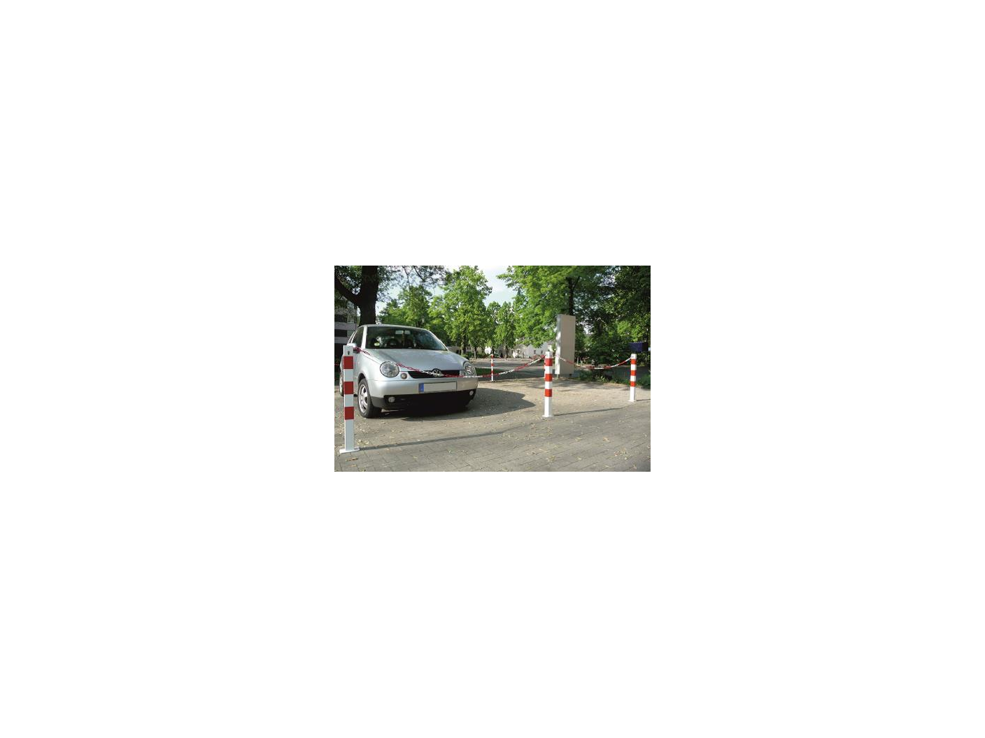 parkeerpaal met ketting 3 Antiparkeerpalen met ketting en kettingslot