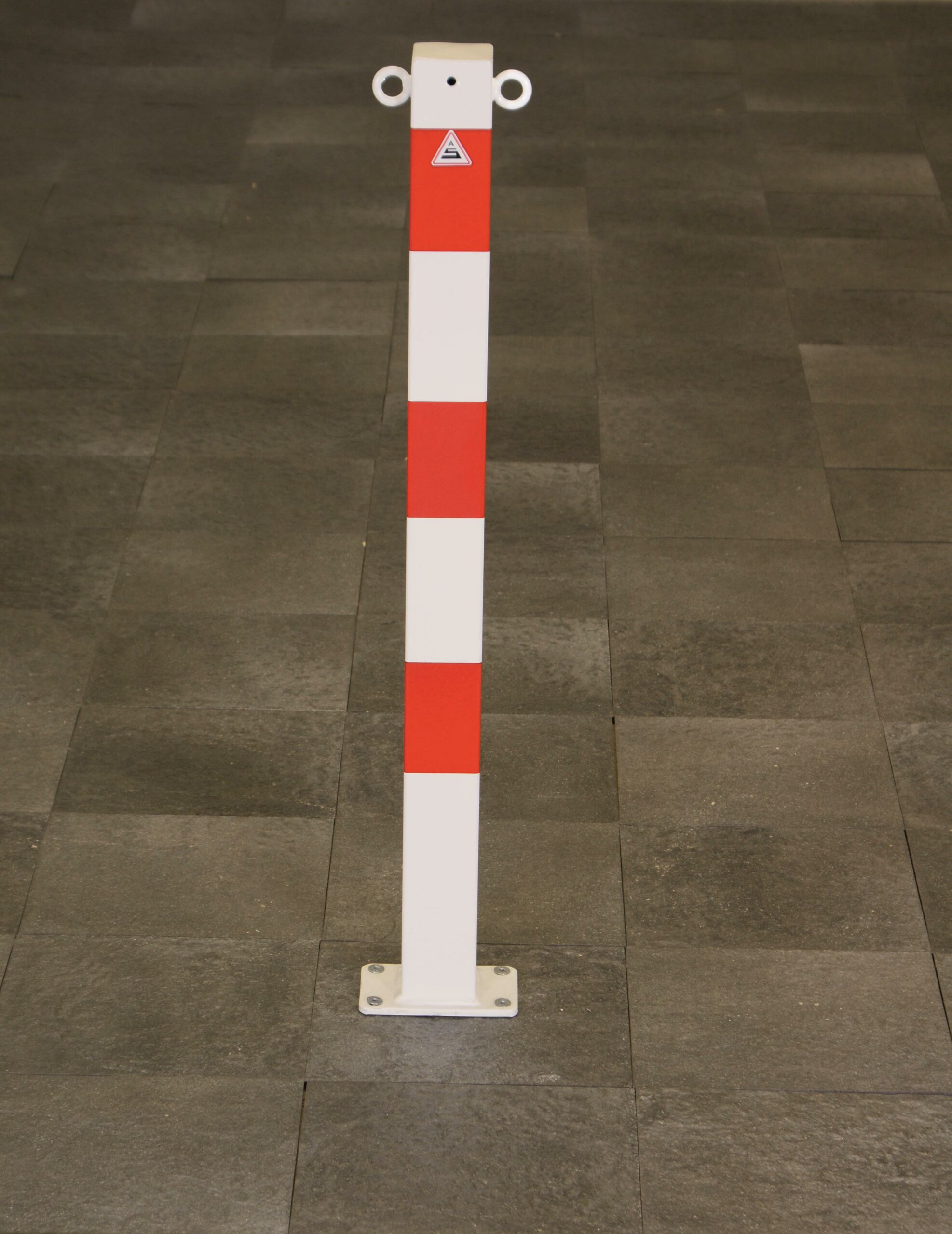 Anti parkeerpalen vierkant vast 70x70mm 4 Al onze anti parkeerpalen kunnen naar keuze van 1 of 2 aangelaste kettingogen