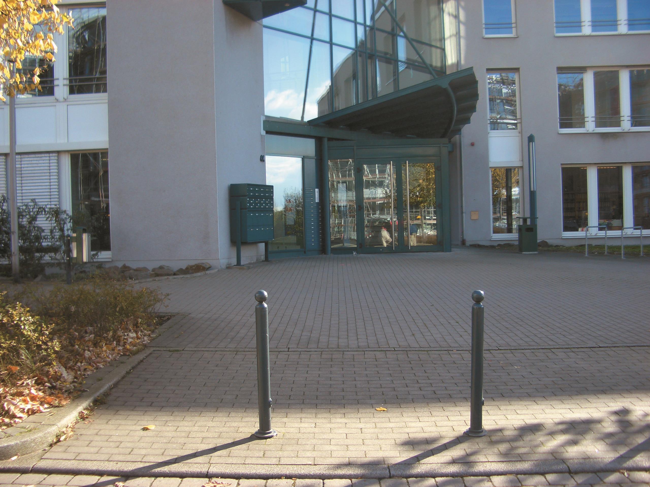 Anti parkeerpaal met Bolkop 1 De ronde variant van deze parkeerpalen met bolkop. Leverbaar in een vaste, uitneembare en neerklapbare variant.