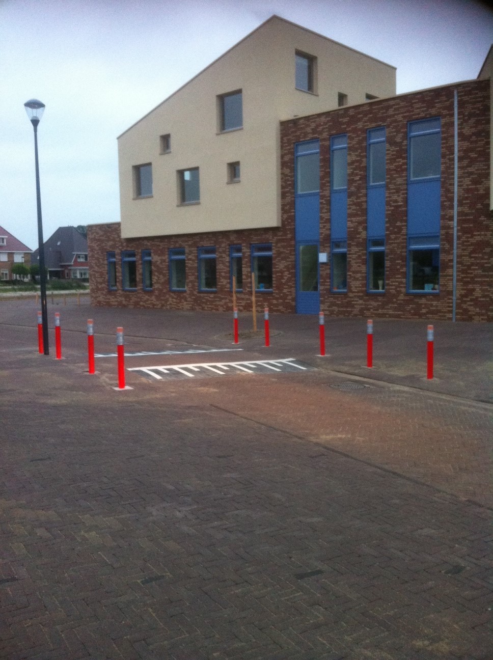 Parkeerpaal Potloodmodel 6 Potlood afzetpalen, de ideale oplossing voor scholen, speeltuinen en woonwijken. Antiparkeerpalen van Ferrocast, door en door gekleurd en erg duurzaam.