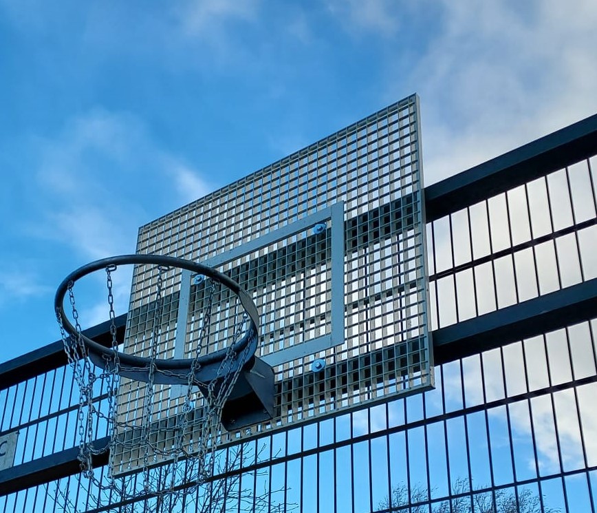 Antivandalen-basketbalring 1 Antivandaal basketbalring met antivandaal basketbalbord. De ultieme duurzaamheid