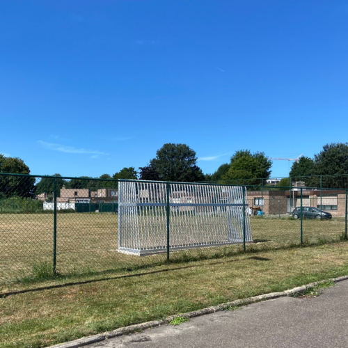 Antivandalen voetbaldoel VD200 32 Op aanvraag zijn deze antivandaal voetbaldoelen ook in een 4 x 2m en zelfs in een 5 x 2m uitvoering leverbaar. Voetbaldoel model VD200, onverwoestbare duurzaamheid.