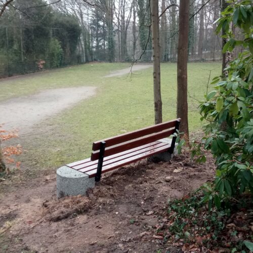 Antivandalen voetbaldoel VD200 25 Antivandalen voetbaldoelen afgebeeld met parkbank van beton, model Solid.