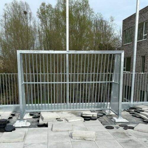 Antivandalen voetbaldoel VD200 34 Op aanvraag maken/produceren we deze antivandalisme voetbaldoelen ook wel in een stalen uitvoering als het bestek dit voorschrijf bijvoorbeeld. Zoals op deze foto, hier zijn we bezig met de bouw van een sportkooi op een dak met daarin onze VD200 voetbaldoelen in verzinkt staal.