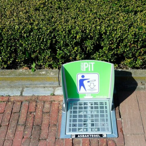 Asbaktegels met werprand 7 Een tegel asbak is en blijft een handig en duurzaam alternatief voor de reguliere buiten asbakken