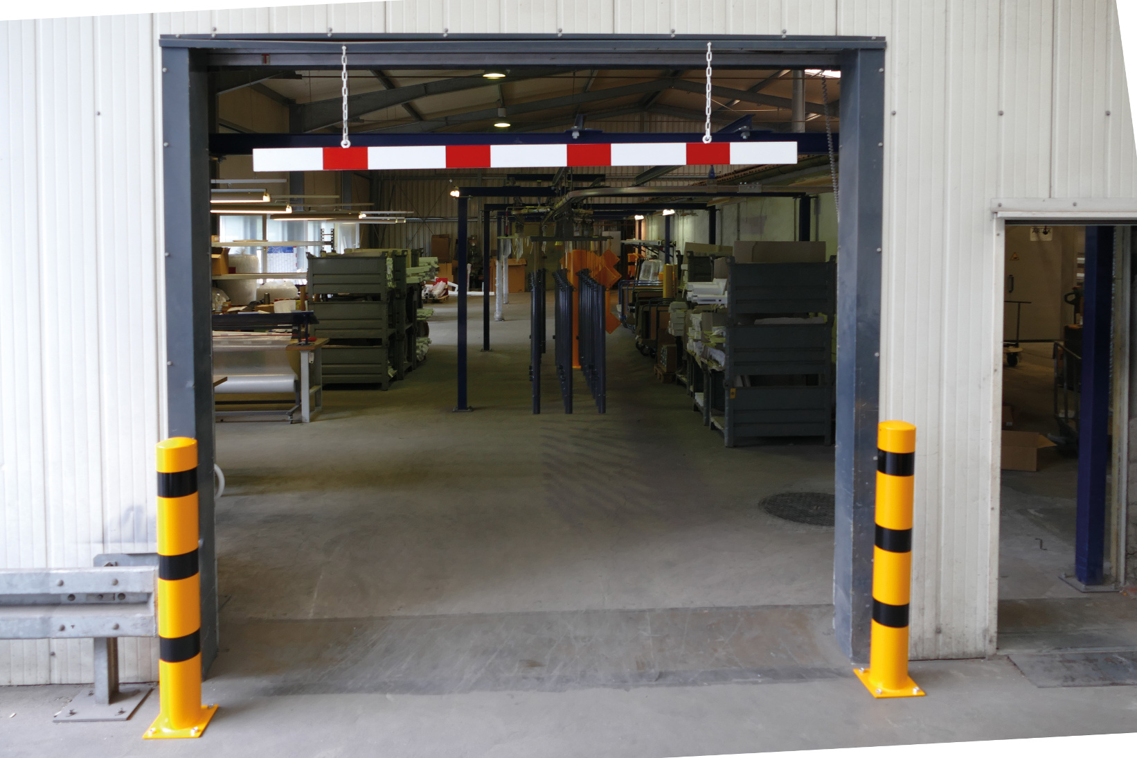 Barrière aanrijdbalk 1 Deze aluminium barrièrebalk hangt met een 1 meter lange ketting aan het plafond. Ook geschikt voor montage van een verkeersbord. Ideaal voor in de garage of fabriek!