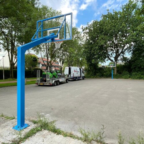 Basketbalpaal PROFI-outdoor 110 Net gereed met de montage. Ook deze staan in Leiden. Basketbalpalen model Profi met wedstrijdbord. Een aanwinst voor de buitenruimte.