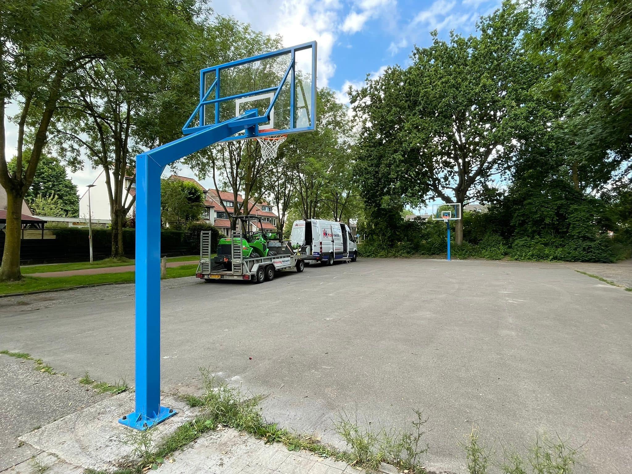 Basketbalpaal PROFI-outdoor 52 Net gereed met de montage. Ook deze staan in Leiden. Basketbalpalen model Profi met wedstrijdbord. Een aanwinst voor de buitenruimte.