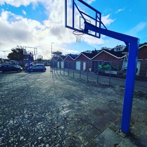 Basketbalpaal PROFI-outdoor 103 Wederom een prachtig basketbalcourt met onze Profi basketbalpalen met wedstrijdbord in de Helder