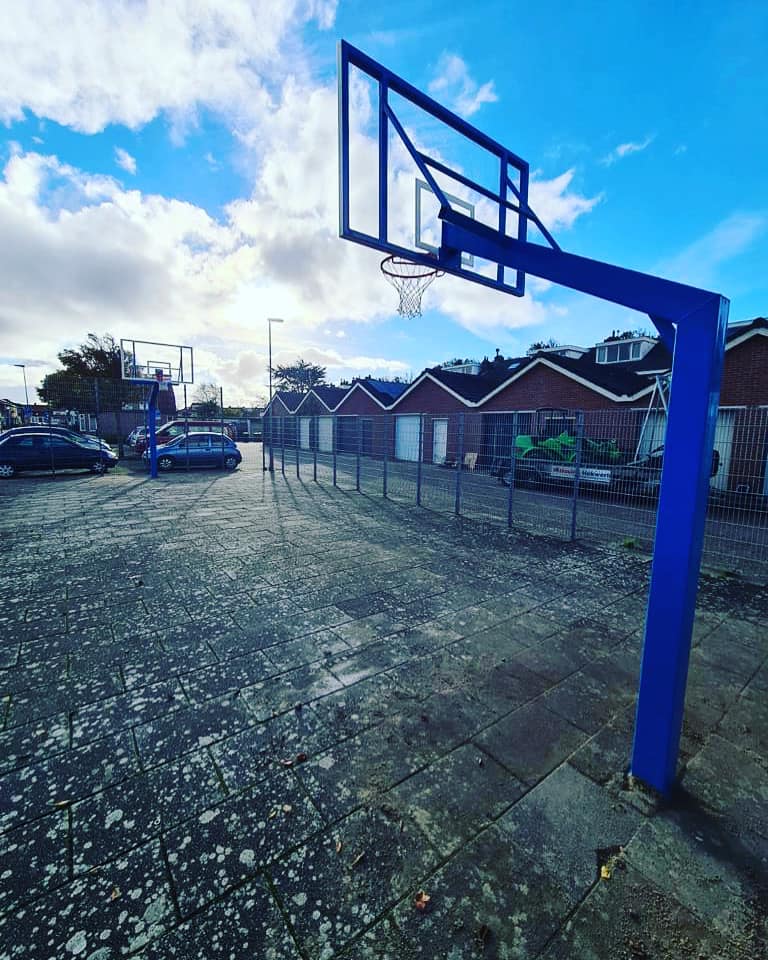 Basketbalpaal PROFI-outdoor 45 Wederom een prachtig basketbalcourt met onze Profi basketbalpalen met wedstrijdbord in de Helder