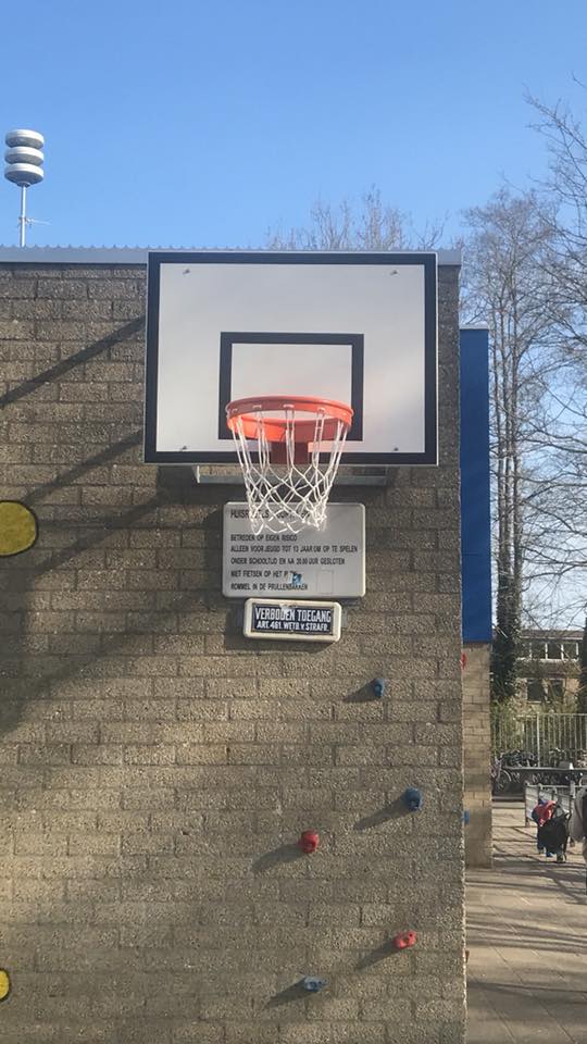 Basketbalbord met muurbevestiging 3 Een muurframe met basketbalbord. Ideaal voor speel- en schoolpleinen.