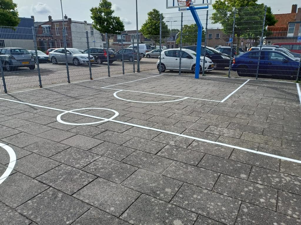 Basketbalpaal PROFI-outdoor 51 Deze professionele basketbalpaal is een must-have voor elk sportveld of schoolplein – onbreekbaar, weerbestendig en veilig! In diverse ral kleuren leevrbaar