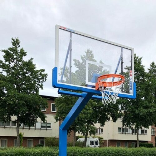 Basketbalpaal PROFI-outdoor 88 Duurzaam en zeer fraai om te zien, deze basketbalpaal staat in Houten.
