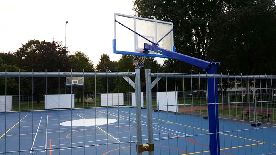 Basketbalpaal PROFI-outdoor 18 Basketbalpalen uit onze PROFI-serie. De mooiste outdoor basketbalpalen van Nederland. Een aanwinst voor uw sportieve jeugd.