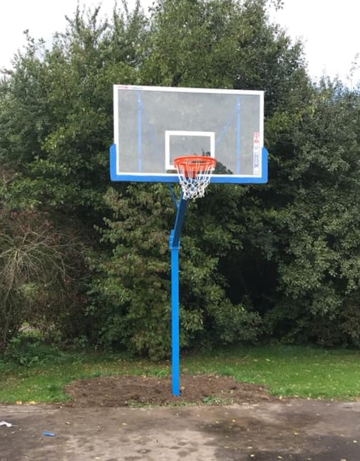 Basketbalpaal PROFI-outdoor 20 Onze basketbalpalen uit deze serie in Houten. Hier hebben we 4 stuks van deze fraaie basketbalpalen geplaatst.