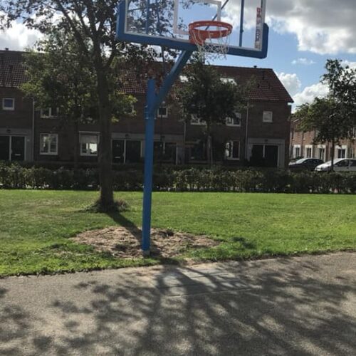 Basketbalpaal PROFI-outdoor 70 Deze basketbalpalen zijn ideaal voor het zogenaamde 3 x 3 pleintjes-basketbal. Een sport waar Nederland meedraait in de wereldtop!
