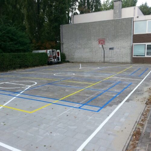 Sportvloercoating 54 Onze rvs basketbalpalen op een door ons belijnd schoolplein in Monnickendam. Basketbal, volleybal en badminton belijningen.