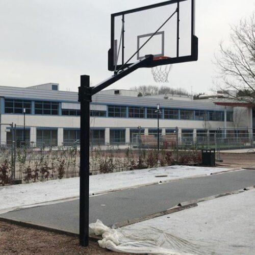 Basketbalpaal PROFI-outdoor 80 Ideaal voor het pleintjesbasketbal. Deze staat in Wijchen bij het Maaswaal college.