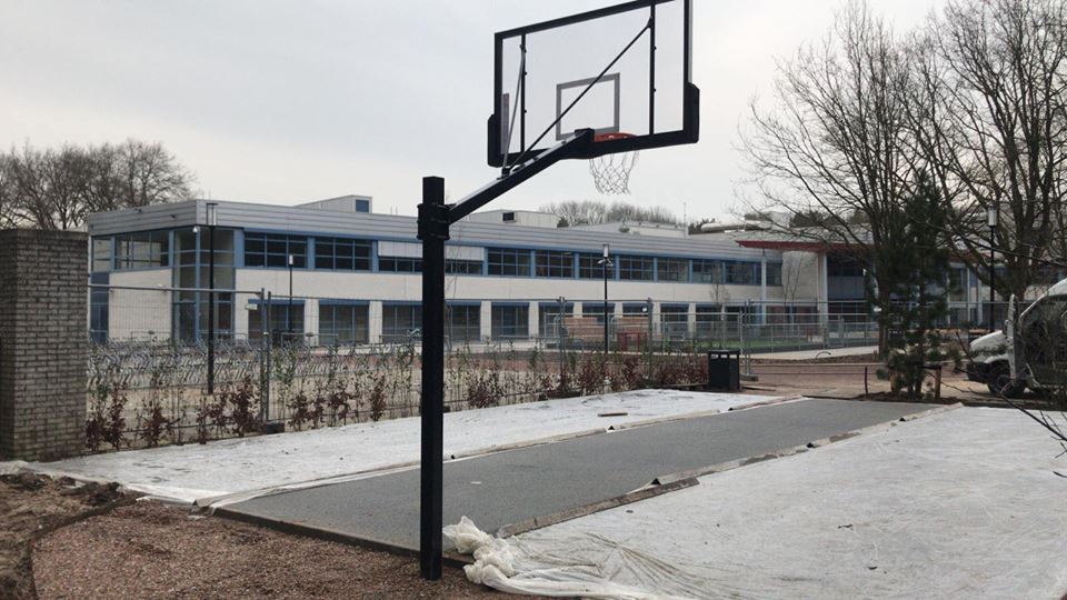 Basketbalpaal PROFI-outdoor 22 Ideaal voor het pleintjesbasketbal. Deze staat in Wijchen bij het Maaswaal college.