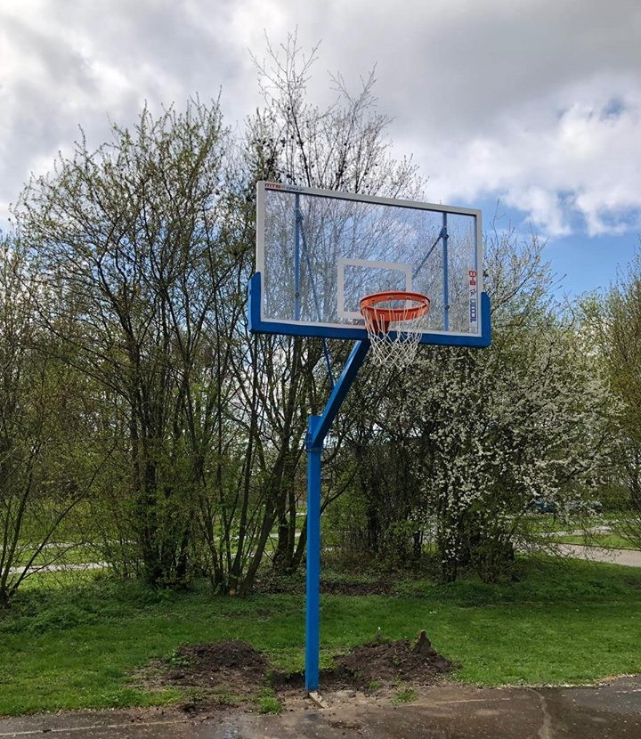 Basketbalpaal PROFI-outdoor 26 Basketbalpaal Profi met wedstrijdbord montagefoto