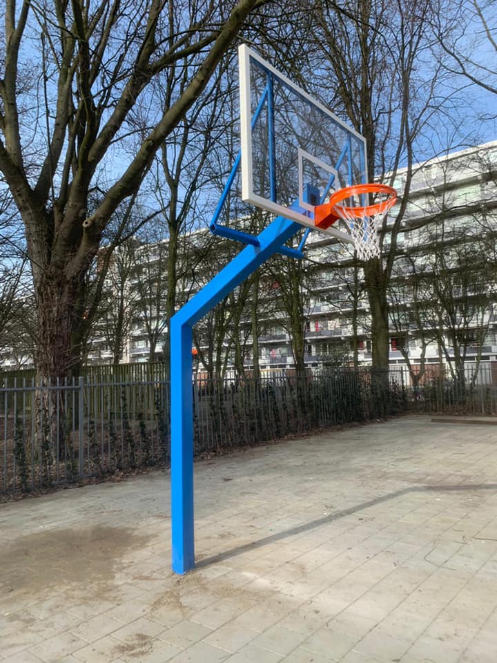 Basketbalpaal PROFI-outdoor 36 Een top basketbalpaal voor de buitenruimte met wedstrijdbord. Deze is gecoat in het blauw, maar deze outdoor basketbalpaal kan in bijna iedere ral kleur geleverd worden. We informeren u graag.
