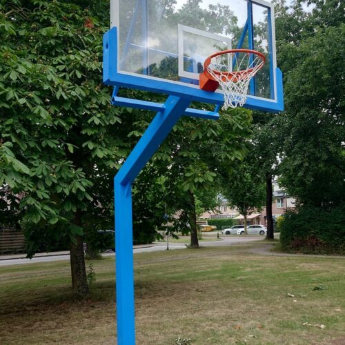 Basketbalpaal PROFI-outdoor 116 Kies uit diverse opties zoals een verende dunkring, antivandaal kettingnet en poedercoating in uw gewenste kleur – volledig aanpasbaar aan uw locatie en wensen.