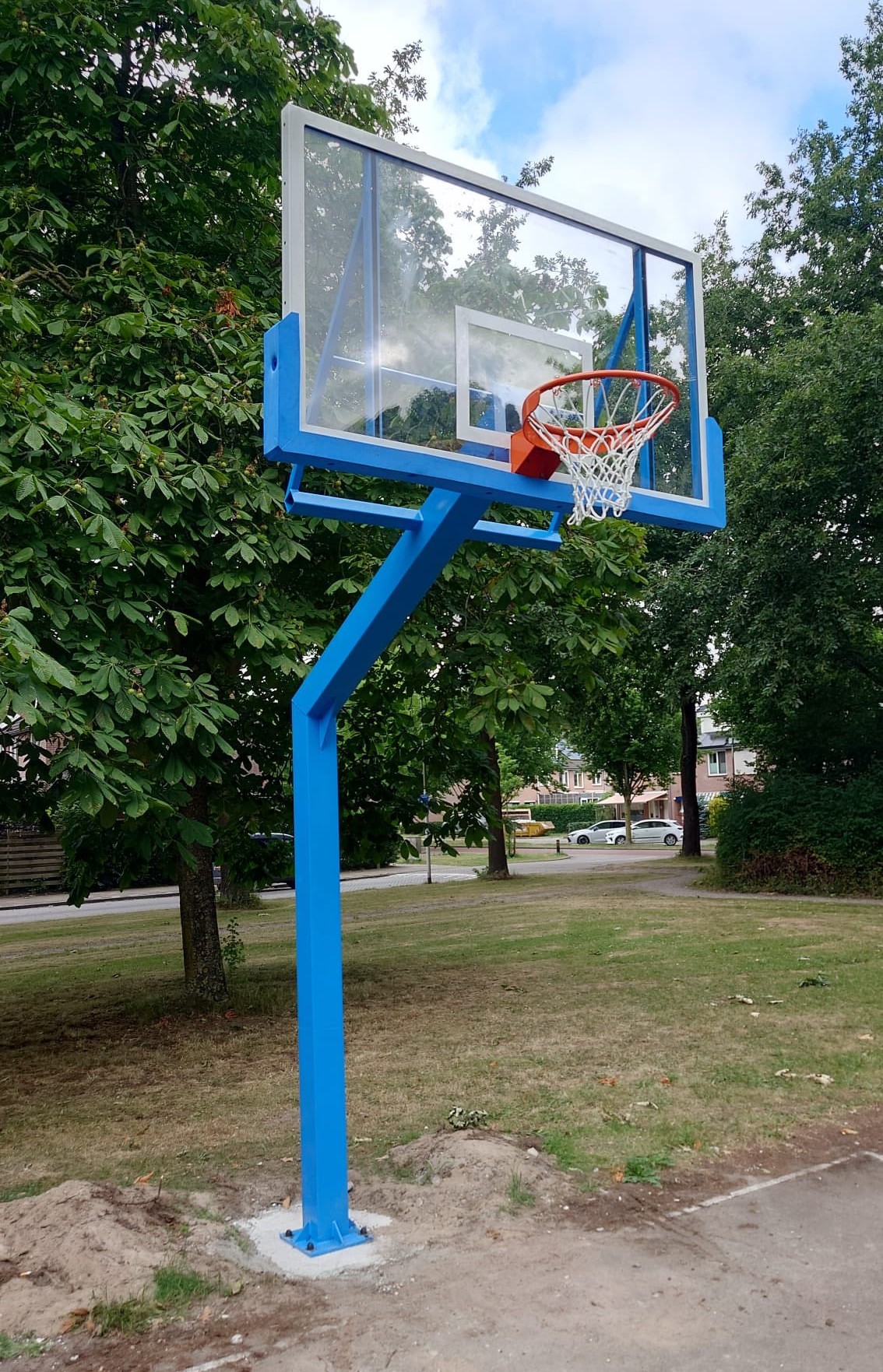Basketbalpaal PROFI-outdoor 58 Kies uit diverse opties zoals een verende dunkring, antivandaal kettingnet en poedercoating in uw gewenste kleur – volledig aanpasbaar aan uw locatie en wensen.