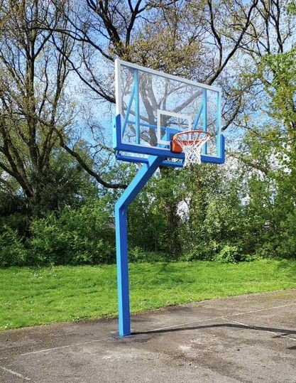 Basketbalpaal PROFI-outdoor 55 Voldoet aan de Europese norm EN-1270 voor sporttoestellen, wat garant staat voor een hoge mate van veiligheid, stabiliteit en betrouwbaarheid.