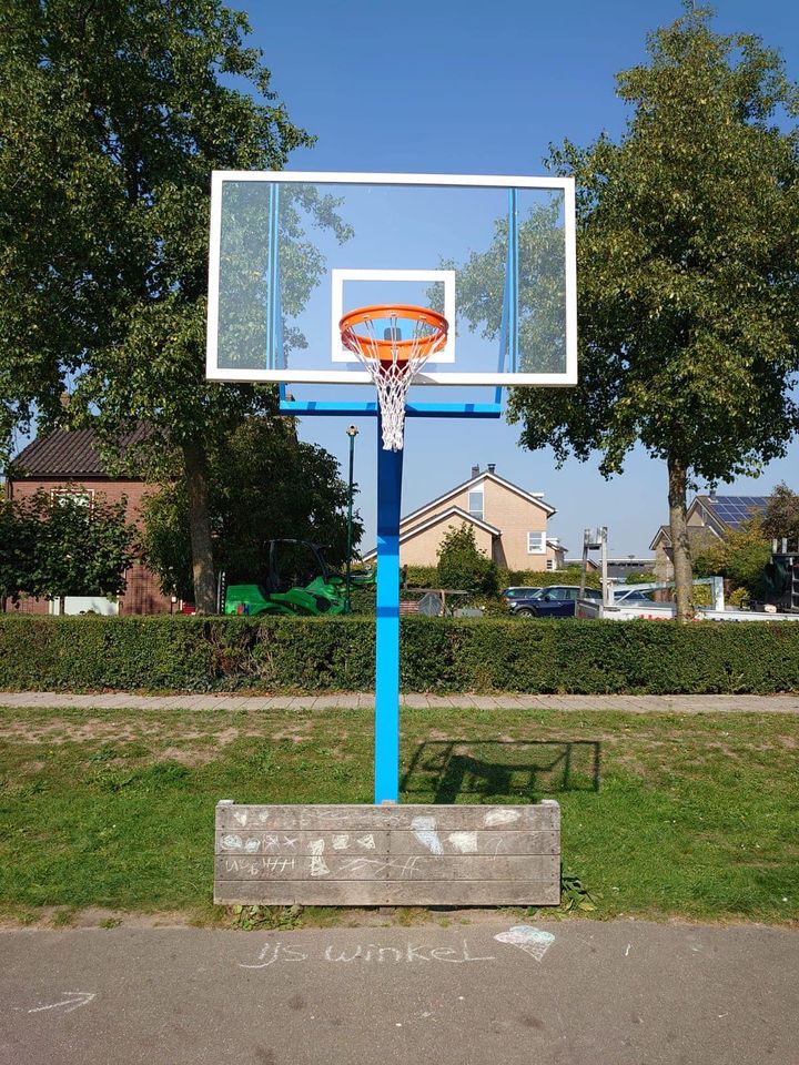 Basketbalpaal PROFI-outdoor 34 Onze outdoor basketbalpaal met plexiglas wedstrijdbord is bestand tegen alle weersomstandigheden en biedt de perfecte speelervaring voor jong en oud!