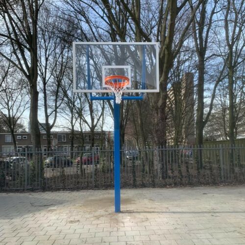 Basketbalpaal PROFI-outdoor 95 Investeer in sport en beweging met onze hoogwaardige basketbalpaal model Profi, perfect voor scholen, sportvelden en speelpleinen waar basketballers zich kunnen uitleven!