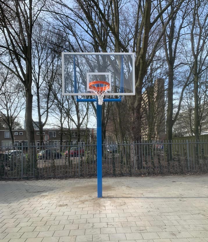 Basketbalpaal PROFI-outdoor 37 Investeer in sport en beweging met onze hoogwaardige basketbalpaal model Profi, perfect voor scholen, sportvelden en speelpleinen waar basketballers zich kunnen uitleven!